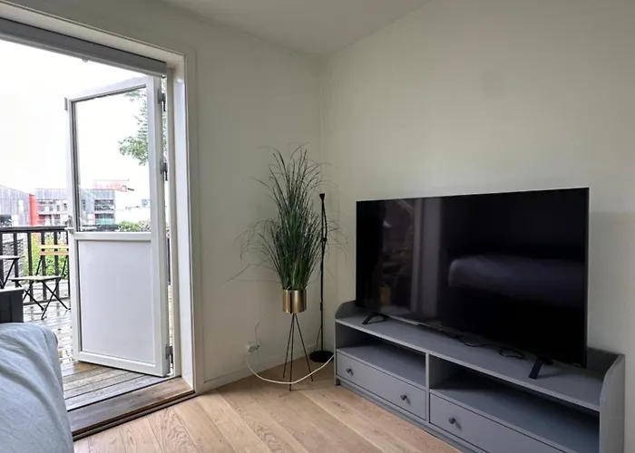 Deluxe Central 2 Bedroom With View And Underground Garage